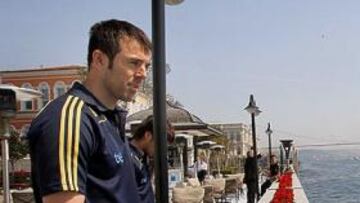 <b>MARCHENA MEDITA ANTE EL MAR</b<. El defensa andaluz del Valencia contempla el azul mar de Estambul, con el Puente del Bósforo al fondo. La Selección dedicó parte de su jornada de ayer al descanso y la meditación, a la espera del movido encuentro de esta noche. Marchena volverá a ser titular en la Selección y formará la pareja de centrales con Piqué.