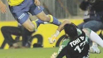 <b>LA JUGADA DEL PENALTI. </b>Este es el momento en que Doblas derribó dentro del área al uruguayo Estoyanof. Esquinas señaló el castigo.