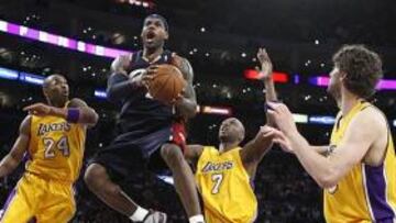 <b>DEFENSA EXTRA. </b>LeBron James salta hacia canasta con Kobe, Odom y Gasol como oposición.