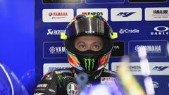 Valentino Rossi en el box de Yamaha durante los test de pretemporada.