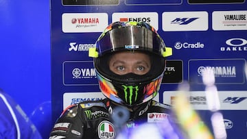 Valentino Rossi en el box de Yamaha durante los test de pretemporada.