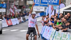 El ciclista del UAE celebra su victoria en la primera etapa de la Vuelta Ciclista a Asturias.