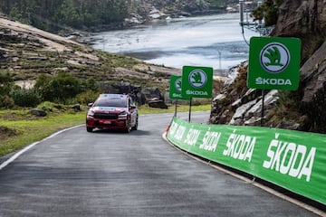 El Škoda Enyaq, en uno de los entornos naturales del recorrido de La Vuelta.