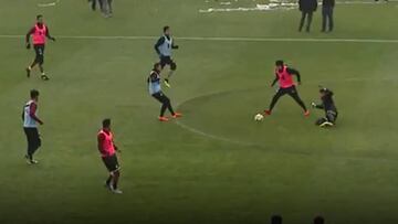 El golazo de taco de Jorge Valdivia en el entrenamiento