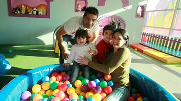 El campeón con Universidad Católica instaló hace más de cinco años el centro de entretención para niños My World , en la comuna de La Reina.