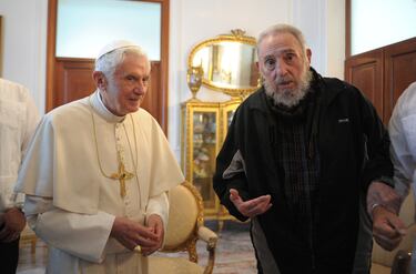 Benedicto XVI junto a Fidel Castro, político, revolucionario, marxista, y abogado cubano.