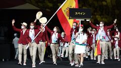 TOKYO, JAPAN - AUGUST 24: Flag bearers Michelle Alonso Morales and Ricardo Ten Argiles of Team Spain lead their delegation in the parade of athletes during the opening ceremony of the Tokyo 2020 Paralympic Games at the Olympic Stadium on August 24, 2021 i