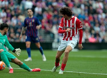 El centrocampista del Sporting culminó una genialidad de Dubasin para poner el 0-1 contra el Eldense. Un ligero toque con el exterior de la bota y de lado, que terminó engañando a Dani Martín. Su segundo gol con el equipo asturiano.