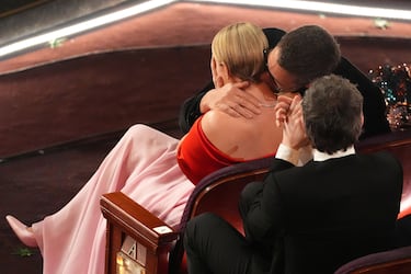 Freddie Sorensen y Jessie Buckley durante la 98.ª edición de los premios Oscar 2026 celebrados en el Dolby Theatre.