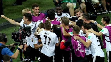 Jugadores de la selecci&oacute;n alemana celebran la victoria ante Suecia.