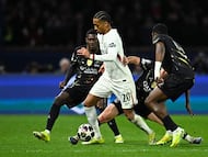 Chelsea's Brazilian forward #20 Joao Pedro controls the ball during the UEFA Champions League round of 16 first leg football match between Paris Saint-Germain (PSG) and Chelsea at the Parc des Princes stadium in Paris on March 11, 2026. (Photo by JULIEN DE ROSA / AFP)
