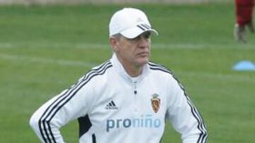 <b>PREOCUPADO. </b>Javier Aguirre, ayer durante el entrenamiento en la Ciudad Deportiva.