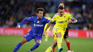 GETAFE (MADRID), 06/11/2023.- El centrocampista del Getafe Luis Milla (i) persigue a Roger Martí, del Cádiz, durante el partido de la jornada 12 de Liga de Primera División que Getafe CF y Cádiz CF diputan este lunes en el Coliseum de Getafe. EFE/Javier Lizón