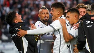 Futbol, Colo Colo vs Union La Calera.
Fecha 10, Campeonato Nacional 2024.
El jugador de Colo Colo Damian Pizarro, centro, convierte su gol contra Union La Calera durante el partido de primera division disputado en el estadio Monumental en Santiago, Chile.
28/04/2024
Jonnathan Oyarzun/Photosport
Football, Colo Colo vs Union La Calera.
10nd turn, 2024 National Championship.
Colo Colo's player Damian Pizarro, centro, scores his goal against Union La Calera during the first division match held at the Monumental stadium in Santiago, Chile.
28/04/2024
Jonnathan Oyarzun/Photosport