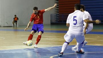 Raya dispara ante dos jugadores de Chipre (Nicosia).
