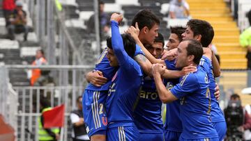 Futbol, Colo colo vs Universidad de Chile
Decimo Cuarta fecha Campeonato Apertura 2013.
El jugador de Universidad de Chile Charles Aranguiz celebra junto a sus companeros luego de convertir su gol contra Colo Colo durante el partido de primera division jugado en el estadio Monumental.
10/11/2013
Santiago, Chile.
Martin Thomas/Photosport************************
Football, Colo Colo vs Universidad de Chile
Fourteenth date, Aperture Championship 2013.
Universidad de Chile's player Charles Aranguiz celebrates with teammates after scoring against Colo Colo during a first division football match held at the Monumental stadium.
10/11/2013
Santiago,Chile.
Martin Thomas/Photosport