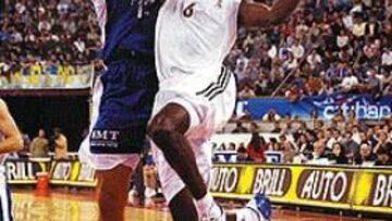 <b>LÍDER SIN TROPA.</b> Elmer Bennett (25 puntos) no logró compensar la inoperancia madridista como bloque, ante un Estudiantes más práctico.