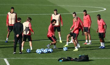 Marcelo en el centro del rondo.