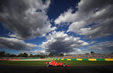 Regres&oacute; la F&oacute;rmula 1 con el primer GP de la temporada, Australia, del que sali&oacute; triunfante el alem&aacute;n Sebasti&aacute;n Vettel, igual que el a&ntilde;o pasado. El piloto de Ferrari aventaj&oacute; a Lewis Hamilton y Kimi Raikkonen, quienes cerraron el podio. El espa&ntilde;ol Fernando Alonso sorprendi&oacute; con su quinto puesto para McLaren y &#039;Checo&#039; P&eacute;rez, lamentablemente, no pudo puntuar, ya que finaliz&oacute; en el lugar 11&ordm;.