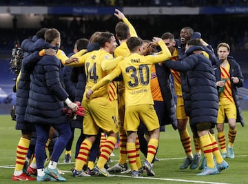 Los jugadores del Barcelona celebran la victoria tras finalizar el partido.