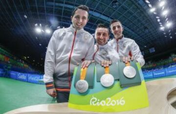 El equipo español formado por; Ruiz, Cardona y Pérez, posan con la medalla de plata. 
 