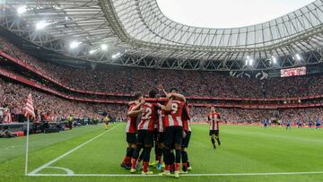 Los jugadores del Athletic celebran el primer gol, obra de Raúl García de penalti, del pasado domingo en el derbi vasco ante el Alavés.