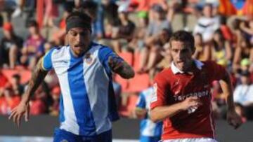 <b>PICHICHI. </b>Osvaldo marcó los dos goles pericos el lunes. Aquí pugna con Seoane, medio del Nàstic.
