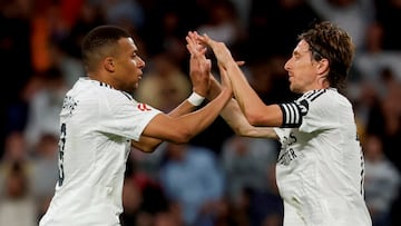 1-1. Kylian Mbappé celebra con Luka Modric el primer tanto.