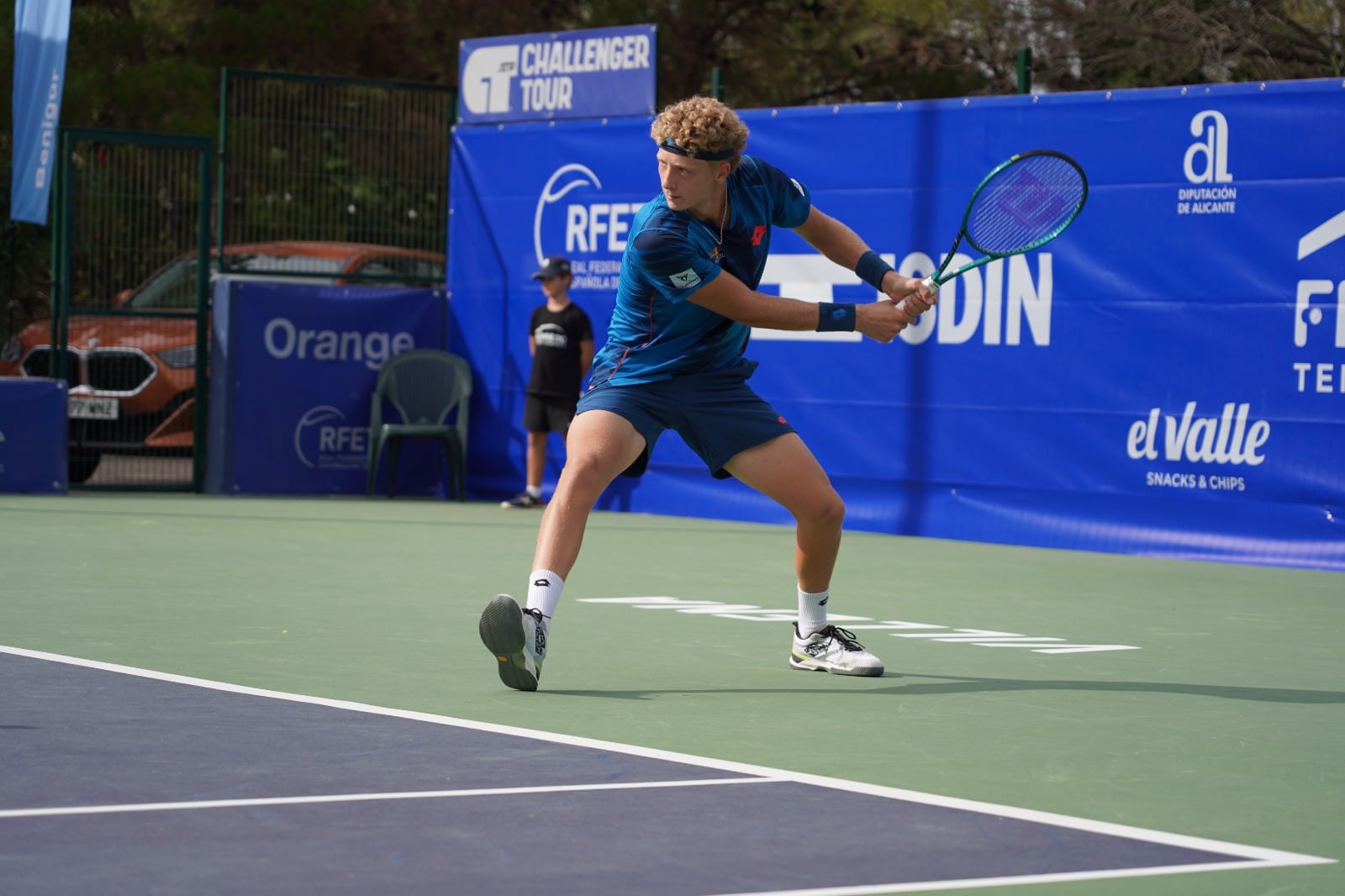 El tenista español Martín Landaluce compite durante el Alicante Ferrero Challenger.