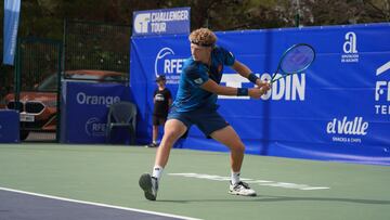 El tenista español Martín Landaluce compite durante el Alicante Ferrero Challenger.