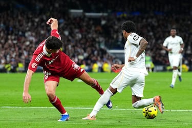 Juanlu derriba a Rodrygo y el árbitro Muñiz Ruiz, señala los once metros.