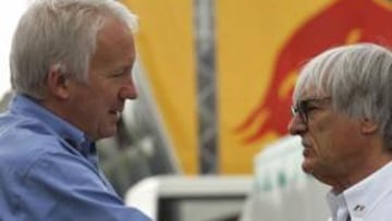 CHARLANDO CON BERNIE. El director de carrera charla en Hockenheim con el patrón de la F1 Bernie Ecclestone.