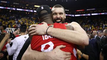 Marc Gasol y Serge Ibaka celebran el campeonato de 2019 de la NBA con los Toronto Raptors