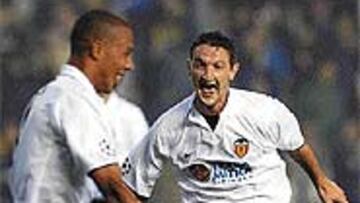 <b>NO QUIERE IRSE</B>. Mista ha decidido seguir en el Valencia y el Sevilla ya le ha cerrado sus puertas.