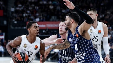 ISTANBUL (Turkey), 04/12/2025.- Nick Weiler-Babb (R) of Anadolu Efes in action against Theo Maledon (L) of Real Madrid during the Euroleague Basketball match between Anadolu Efes and Real Madrid in Istanbul, Turkey, 04 December 2025. (Baloncesto, Euroliga, Turquía, Estanbul) EFE/EPA/ERDEM SAHIN