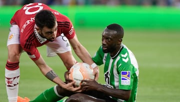 Manchester United's Portuguese midfielder Bruno Fernandes (L) tries to take the ball off Real Betis' French-Senegalese defender Youssouf Sabaly during the UEFA Europa League last 16 second leg football match between Real Betis and Manchester United at the Benito Villamarin stadium in Seville on March 16, 2023. (Photo by CRISTINA QUICLER / AFP)