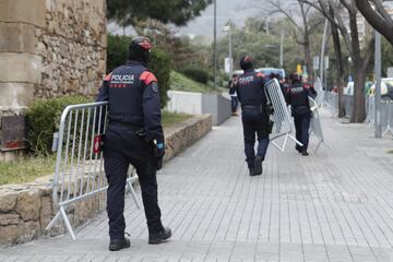 La Ciudad Condal, el hotel de concentración y los alrededores del Camp Nou están blindados por las fuerzas de seguridad para que todo transcurra con normalidad.