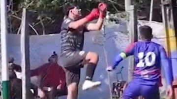 La criminal patada viral en el futbol de barrio de Paraguay