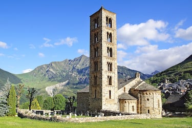 Este agradable pueblo pirenaico de algo menos de 300 habitantes en la Vall de Boí es conocido por su impresionante arte románico. Destacan la iglesia de Sant Climent y la iglesia de Santa Maria de Taüll, con torres campanario altas y con valiosas pinturas murales románicas, de ellas es el Pantocrátor de Sant Climent que está expuesto en el Museu Nacional d'Art de Catalunya (MNAC). Además de todas la actividades culturales que se pueden realizar, esta localidad está en un entorno natural priviligiado dentro del Parque Nacional d'Aigüestortes i Estany de Sant Maurici, que permite realizar actividades en la montaña todo el año. 