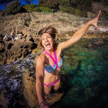 Su cámara GoPro con palo selfie es su gran aliada