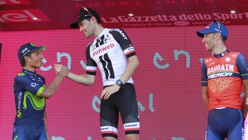 Nairo Quintana y Tom Dumoulin se saludan ante la mirada de Vincenzo Nibali en el podio del Giro de Italia 2017.