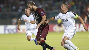 JW112. LUXEMBURGO (LUXEMBURGO), 20/09/2018.- Tom Schnell (d) de Dudelange disputa un bal&oacute;n con Gonzalo Higua&iacute;n (i) de Mil&aacute;n hoy, jueves 20 de septiembre de 2018, durante un partido de la fase de grupos de la Liga Europa entre F91 Dude