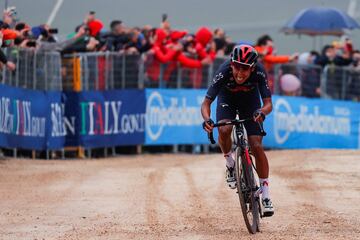 El ciclista colombiano Egan Bernal del Team INEOS Grenadiers ganó la novena etapa del Giro de Italia 2021 y es el nuevo líder de la clasificación general.