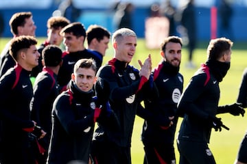 Dani Olmo aplaude a la aficin que corea su nombre en el entrenamiento.