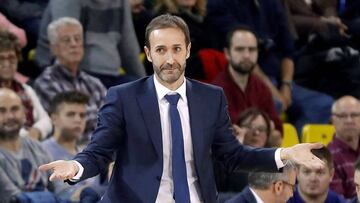 El entrenador del FC Barcelona Lassa, Sito Alonso, durante el partido ante el Valencia.