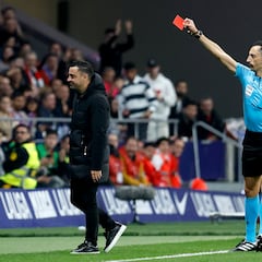 Xavi, expulsado por protestar