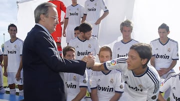Florentino Pérez saluda a Mesut Özil durante la realización de la foto oficial de la temporada 2012-2013.