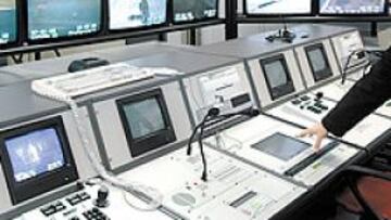 <b>EL DISPOSITIVO. </b>Arriba, Antonio Cámaras, responsable de accesos, nos muestra el funcionamiento de la UCO. Sobre estas líneas a la izquierda, la reunión de seguridad ayer en el Calderón. A la derecha, José Camarero explica el plan de desalojo del estadio. Abajo, el exterior de la UCO situada en el Fondo Sur.