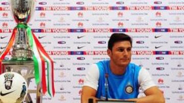 <b>DESDE PEKÍN. </b>El entrenador del Inter, Gasperini, y el futbolista Javier Zanetti en el Estadio Nacional de China.