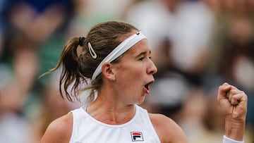 La tenista checa Nikola Bartunkova, durante el torneo junior de Wimbledon 2023.